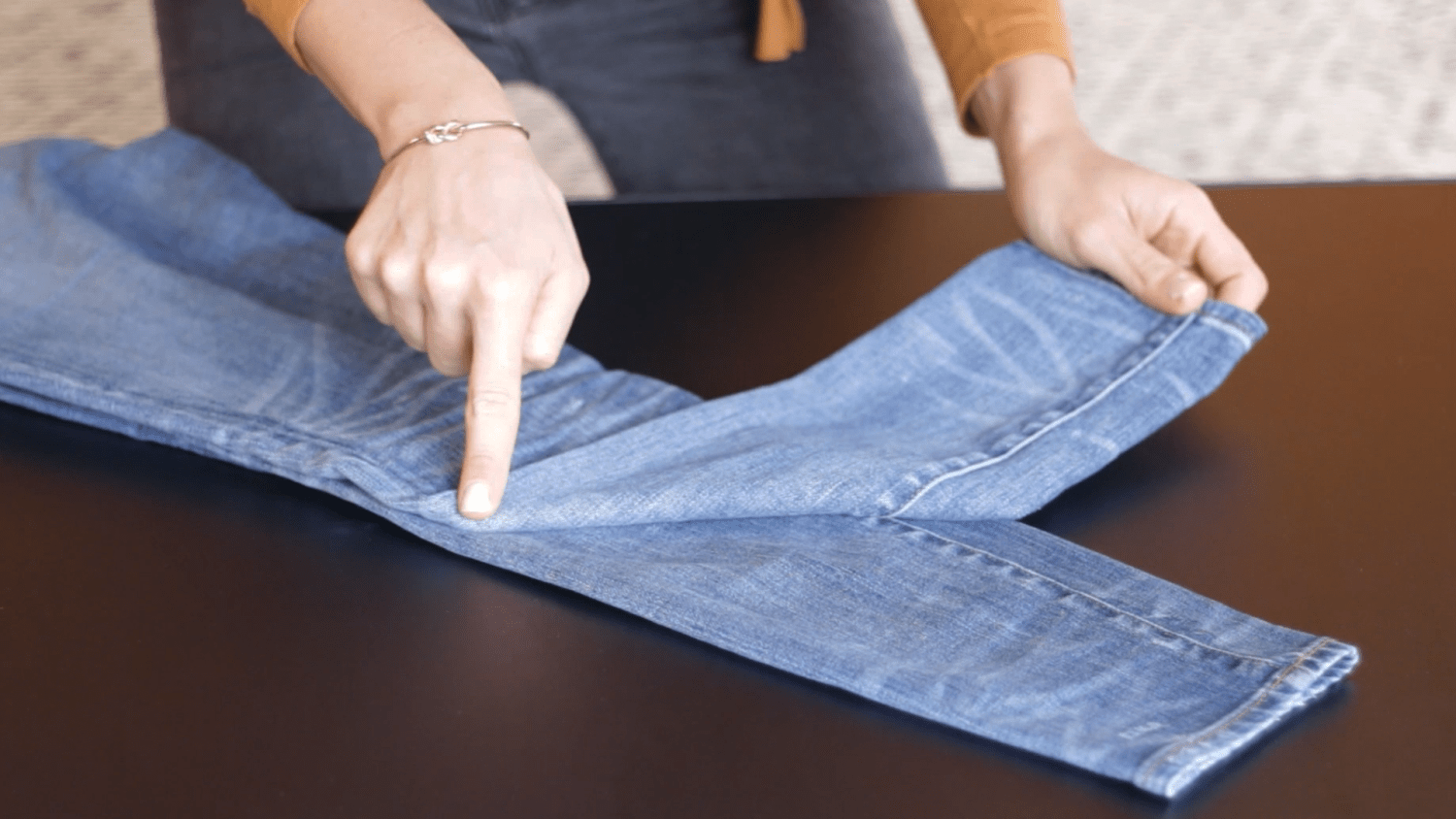 Как сложить брюки