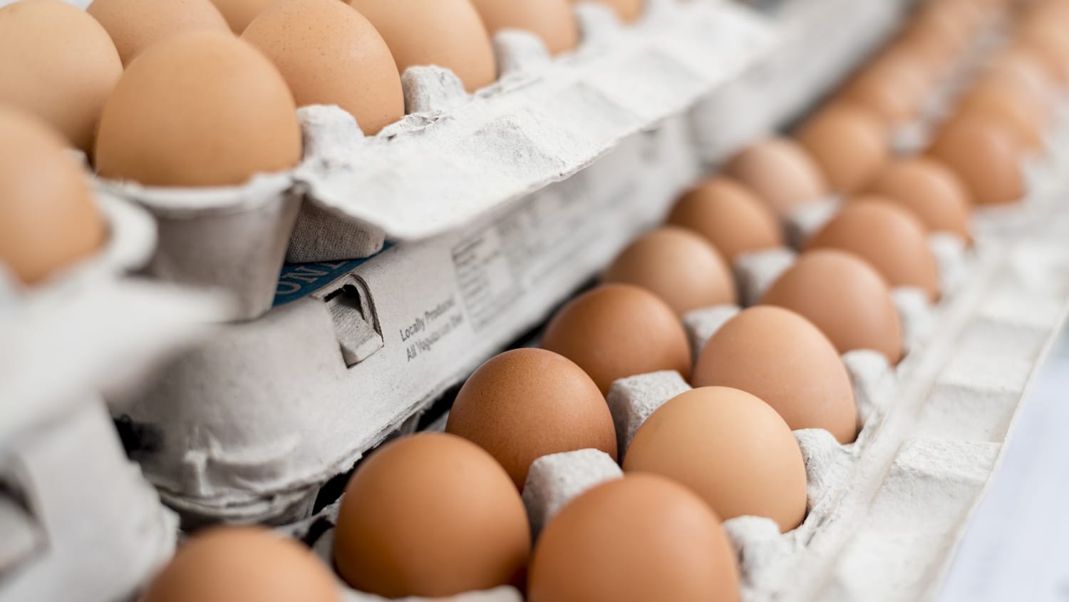 Цены на яйца в странах. Упаковка яиц сверху. Упаковка яиц лето. Фон продажа яиц.