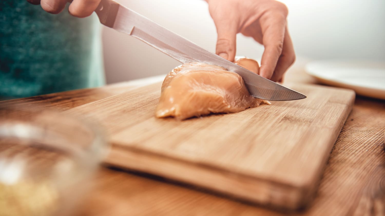 https://media-cldnry.s-nbcnews.com/image/upload/newscms/2018_16/1332490/raw-chicken-cutting-board-stock-today-180417-tease.jpg
