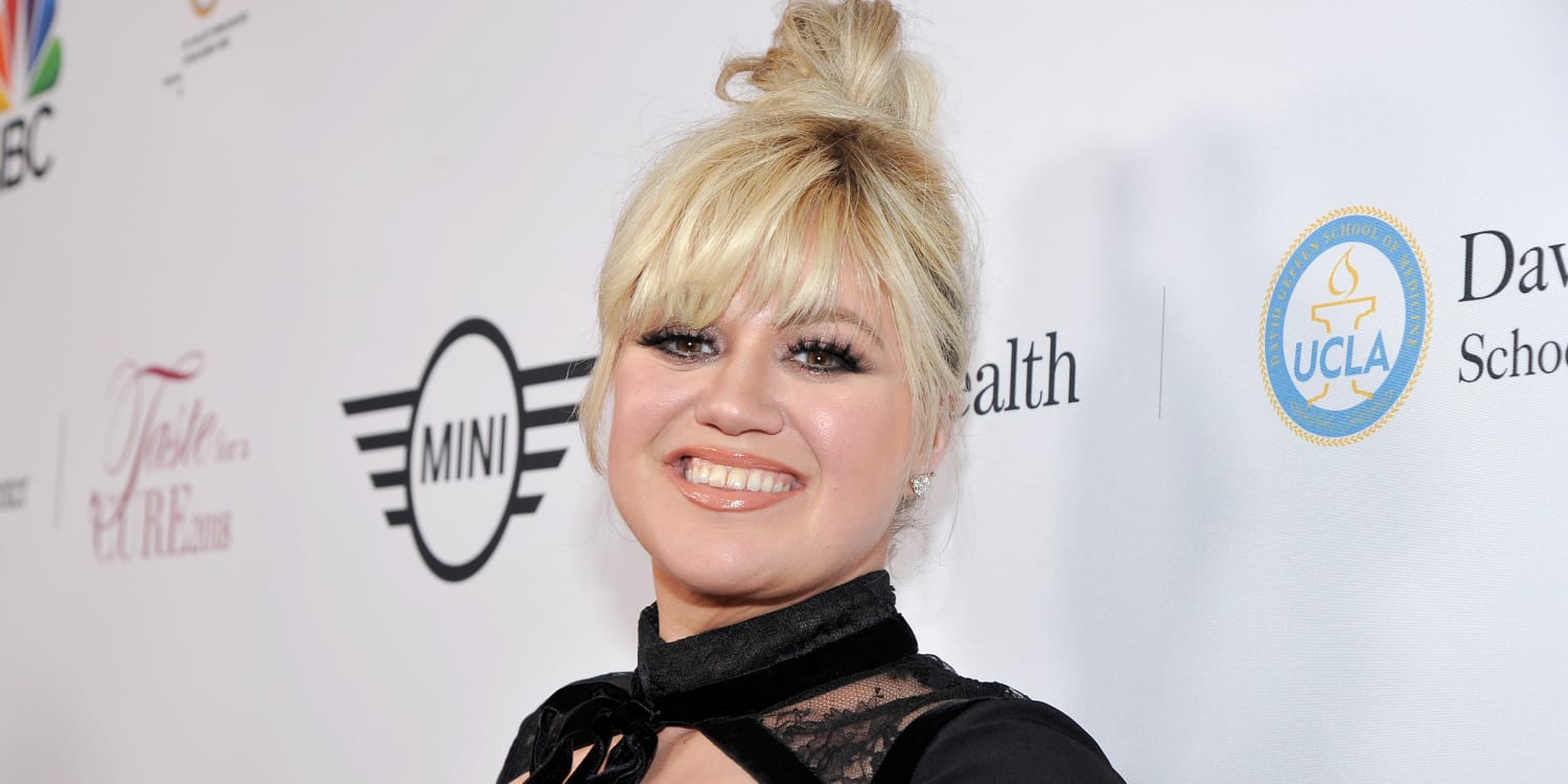Kelly Clarkson's hair has bangs and a platinum color now