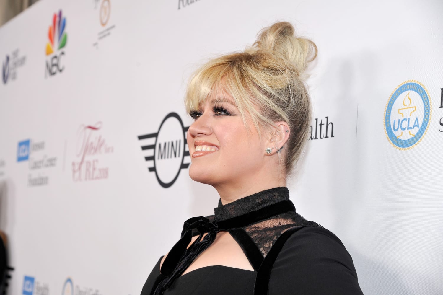 Kelly Clarkson's hair has bangs and a platinum color now