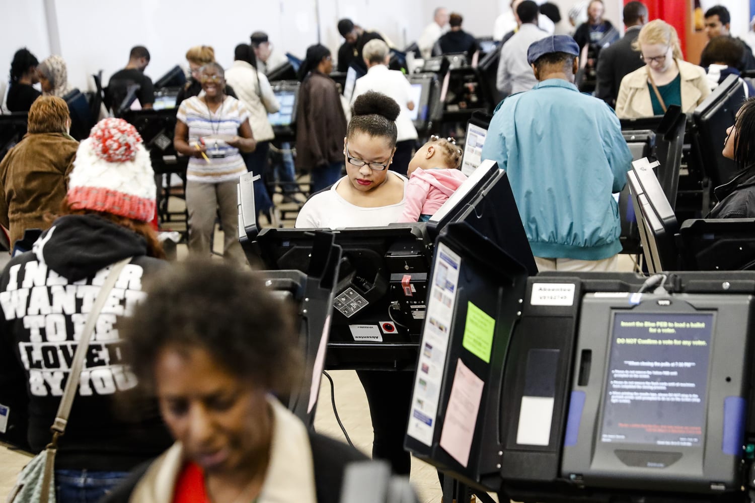 People votes. Ballot Machine.