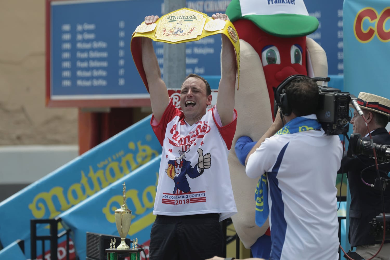 Joey Chestnut sets new record at post-pandemic hot dog race - WTOP