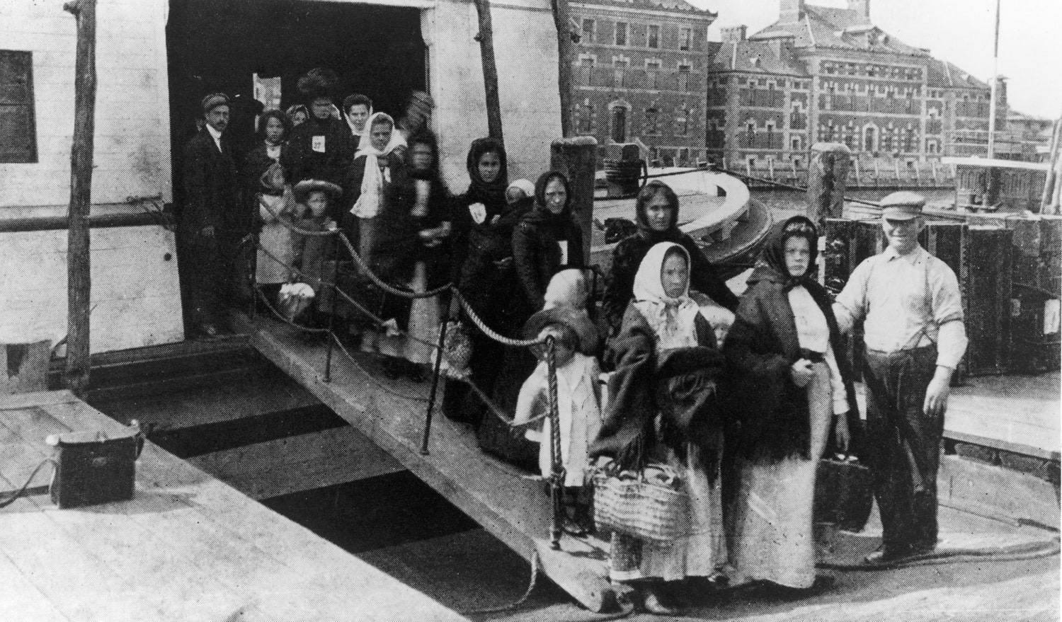 Семья после революции. Эмигранты в США 19 век. Русские эмигранты в США 1917-1920. Русские переселенцы в Америке 19 века. Миграция в США 19 век.