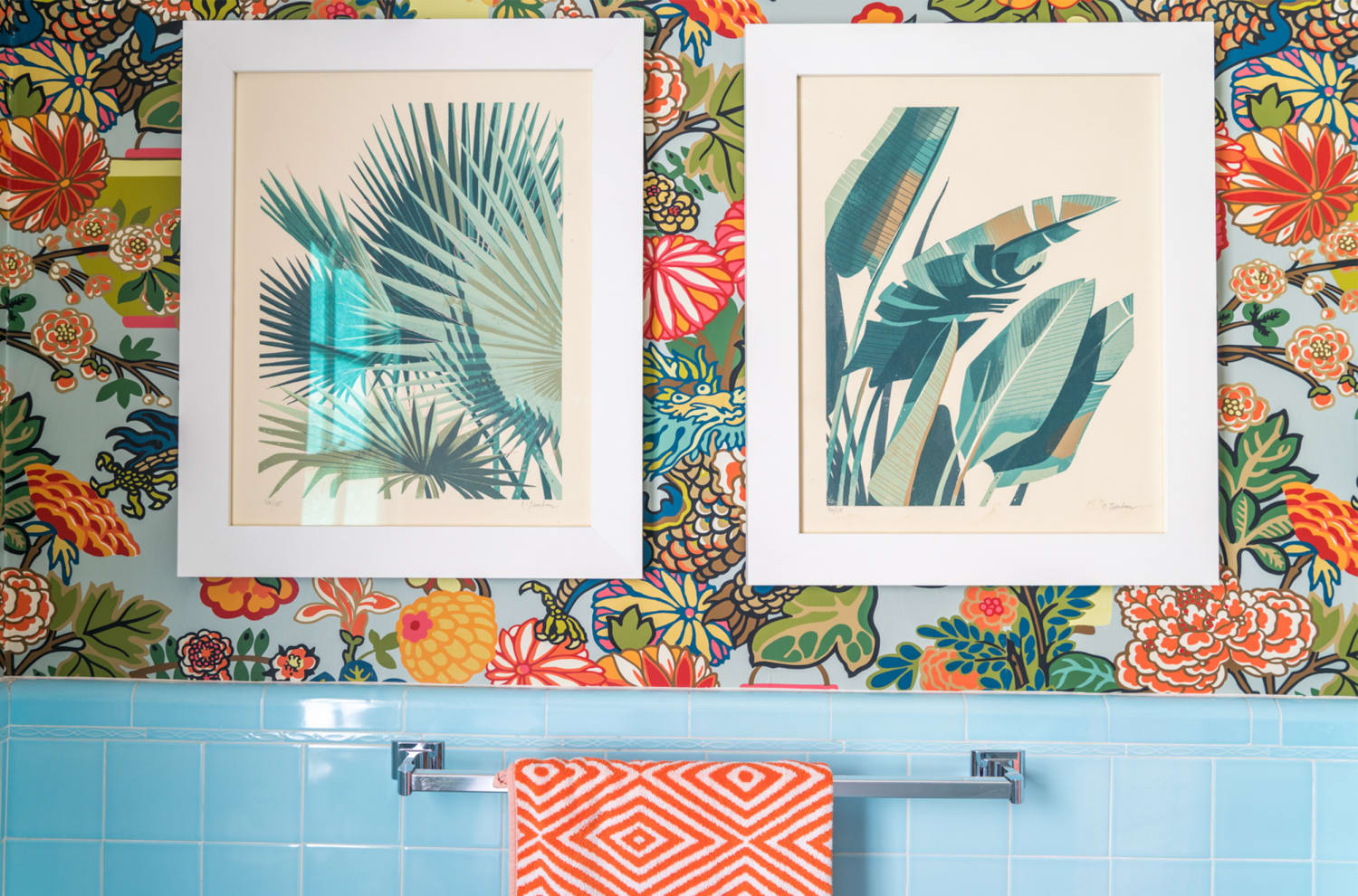 Bathroom makeover: Printed wallpaper makes colorful tile look new, image size:1500x990
