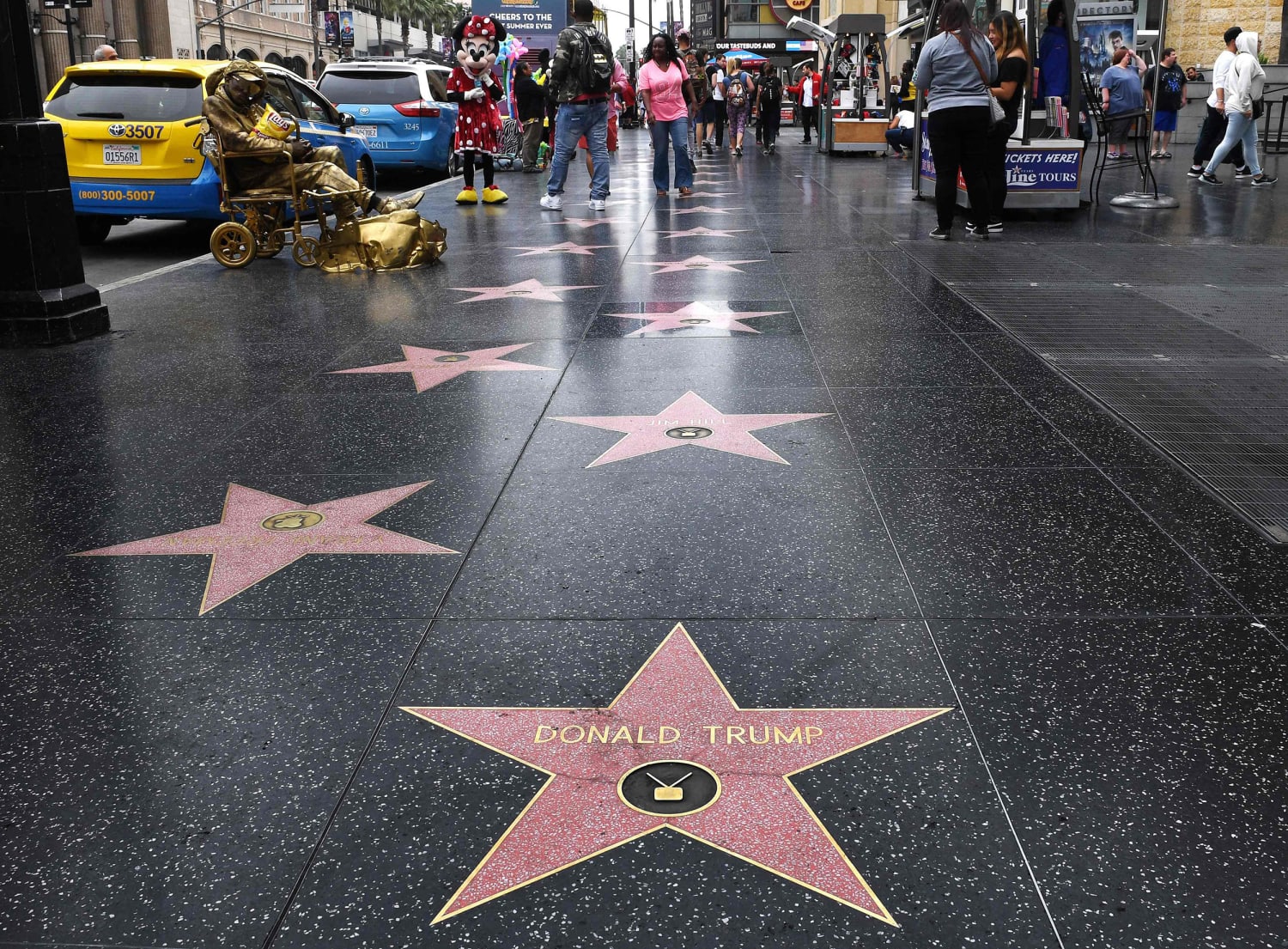 Звезда голливуда мстители 9 букв. Лос Анджелес бульвар Голливуд. Голливудская аллея славы пак Чимин. Голливудская аллея славы Лос-Анджелес бомжи. Голливудские звезды.