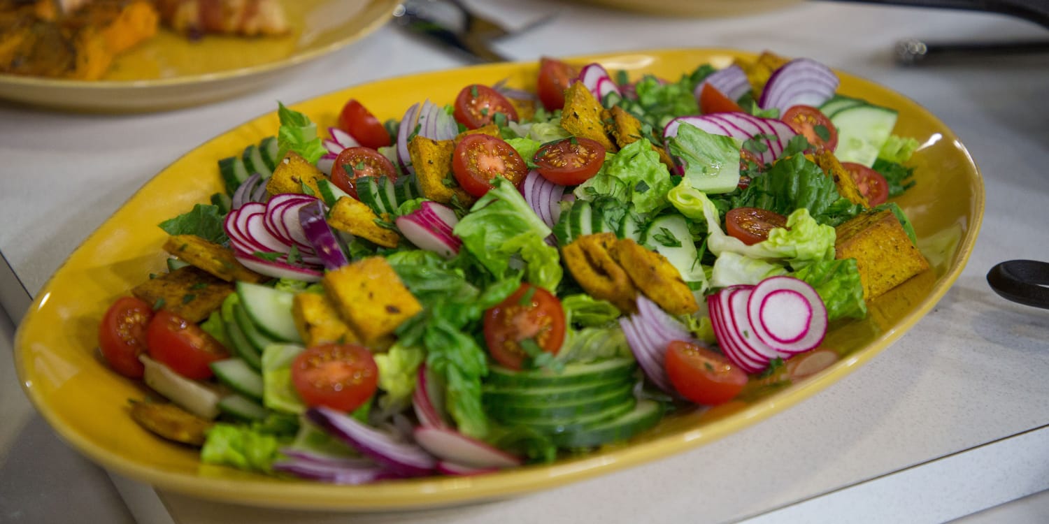 https://media-cldnry.s-nbcnews.com/image/upload/newscms/2018_35/1363740/fattoush-salad-today-main-180828.jpg