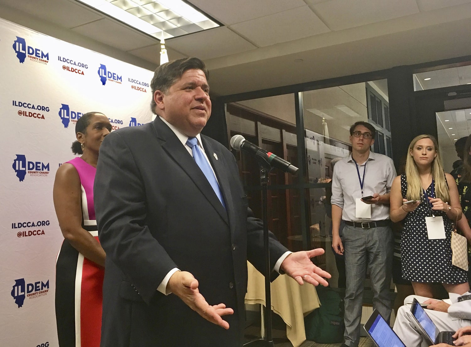 Poll: Democrat leads expensive race for Illinois governor
