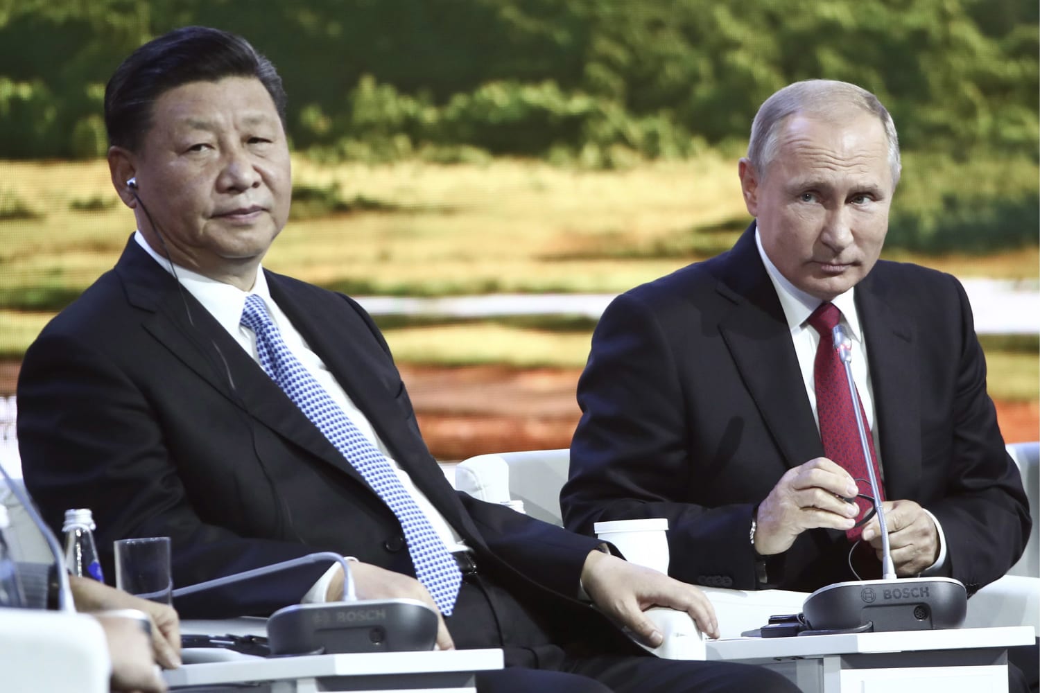שי ג׳ינפינג וולדימיר פוטין בפורום הכלכלי המזרחי ברוסיה ב-2018. הדוב-דרקון הפך מציאות בתקופתו של פוטין.