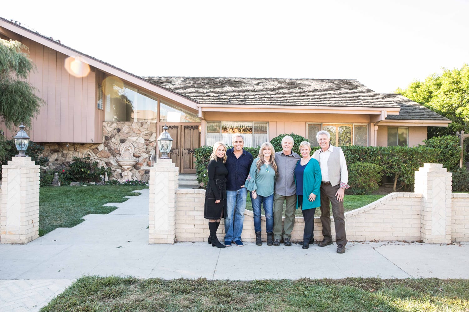 What's HGTV Doing with 'The Brady Bunch' House? - Brady House Tour