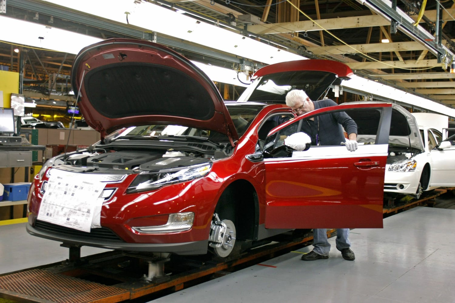 Official: GM to close Ontario plant, costing 2,500 jobs