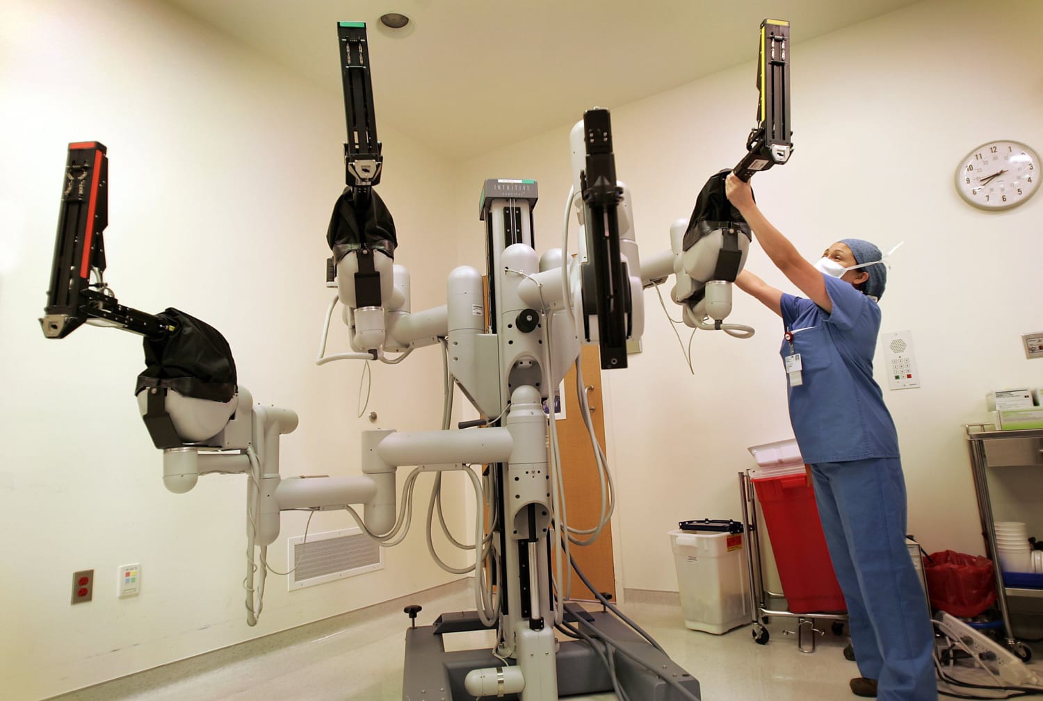 pin Eksamensbevis elektrode The da Vinci surgical robot: A medical breakthrough with risks for patients