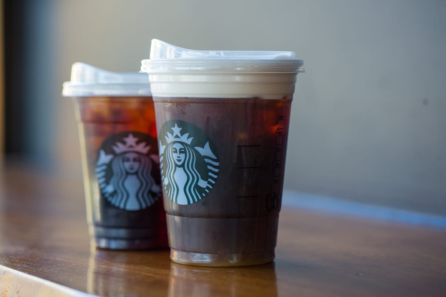 https://media-cldnry.s-nbcnews.com/image/upload/newscms/2018_51/2690136/181219-strawless_lids-starbucks-ac-736p.jpg