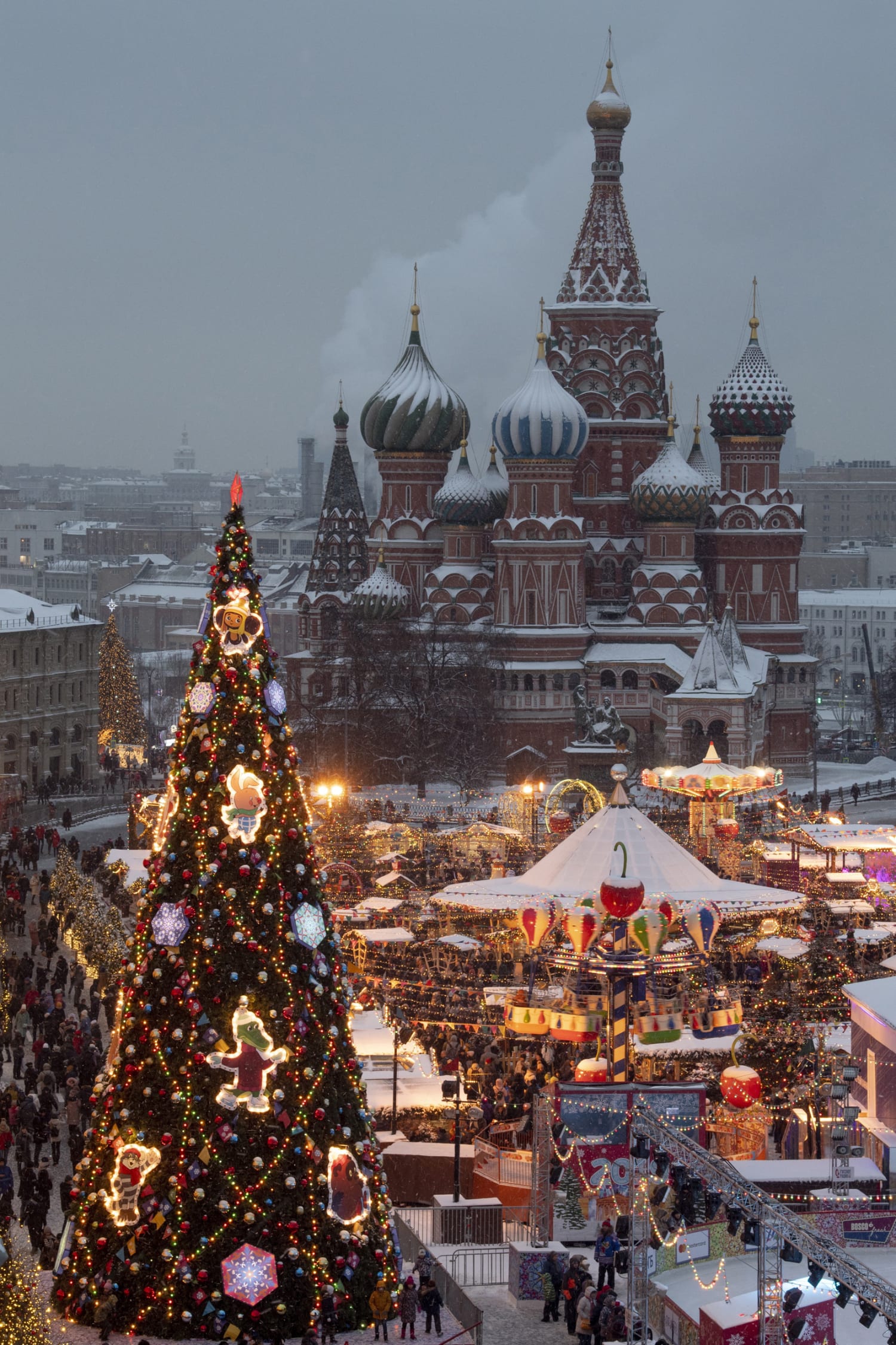 St Basil 2022 Christmas Bazaar Photos: Festive Christmas Lights Sparkle Around The World