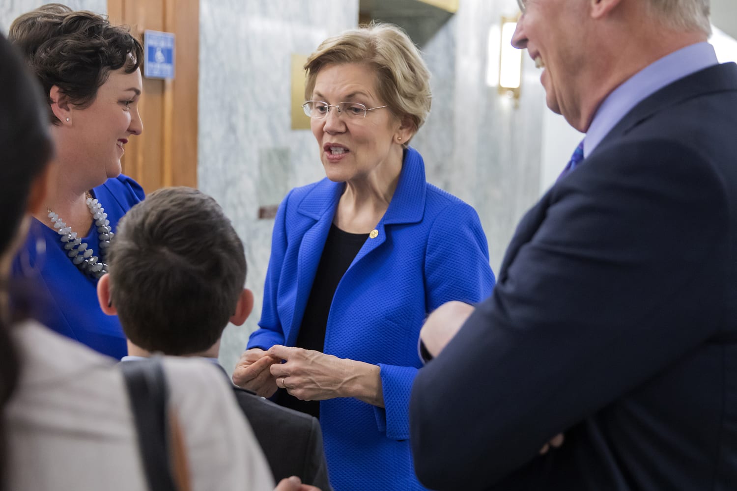 https www nbcnews com politics congress warren brushes trump tweet mocking her dna test n954321