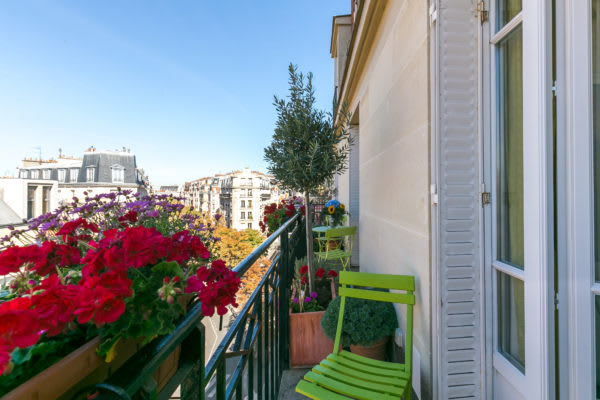 https://media-cldnry.s-nbcnews.com/image/upload/newscms/2019_01/3165876/balcony-paris.jpg