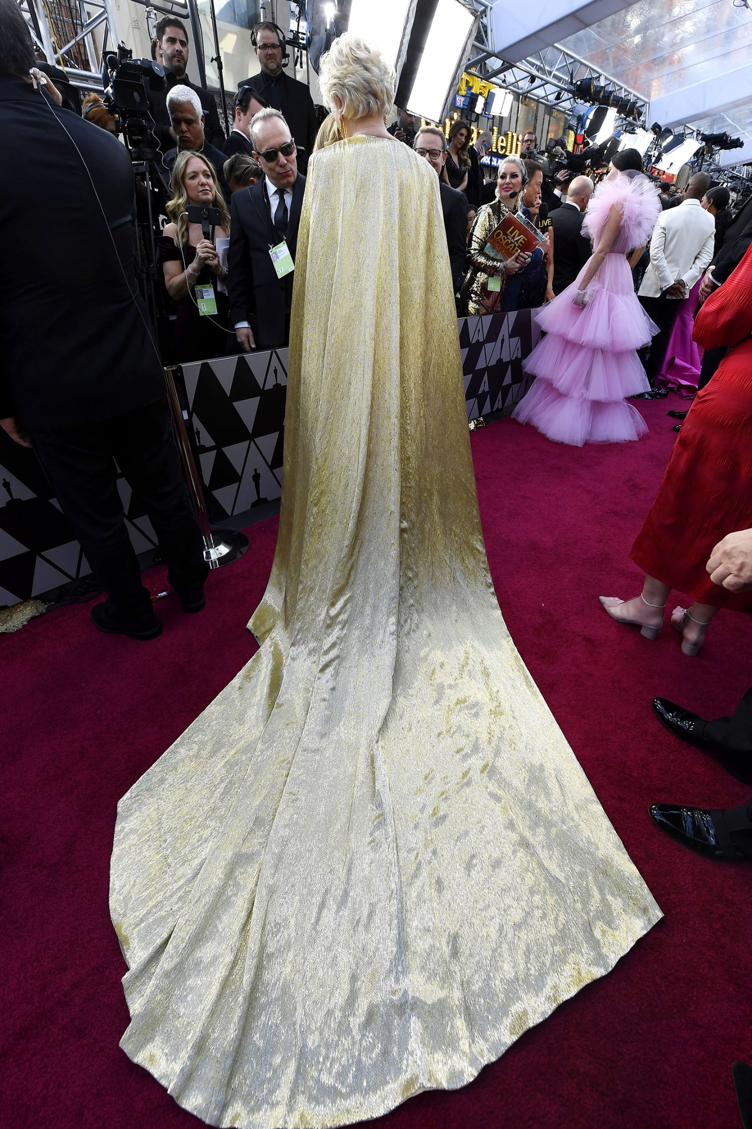 what did glenn close's dress say at golden globes Oscars gown had 4 million beads and weighed 42 pounds adjustable maxi dress straps
