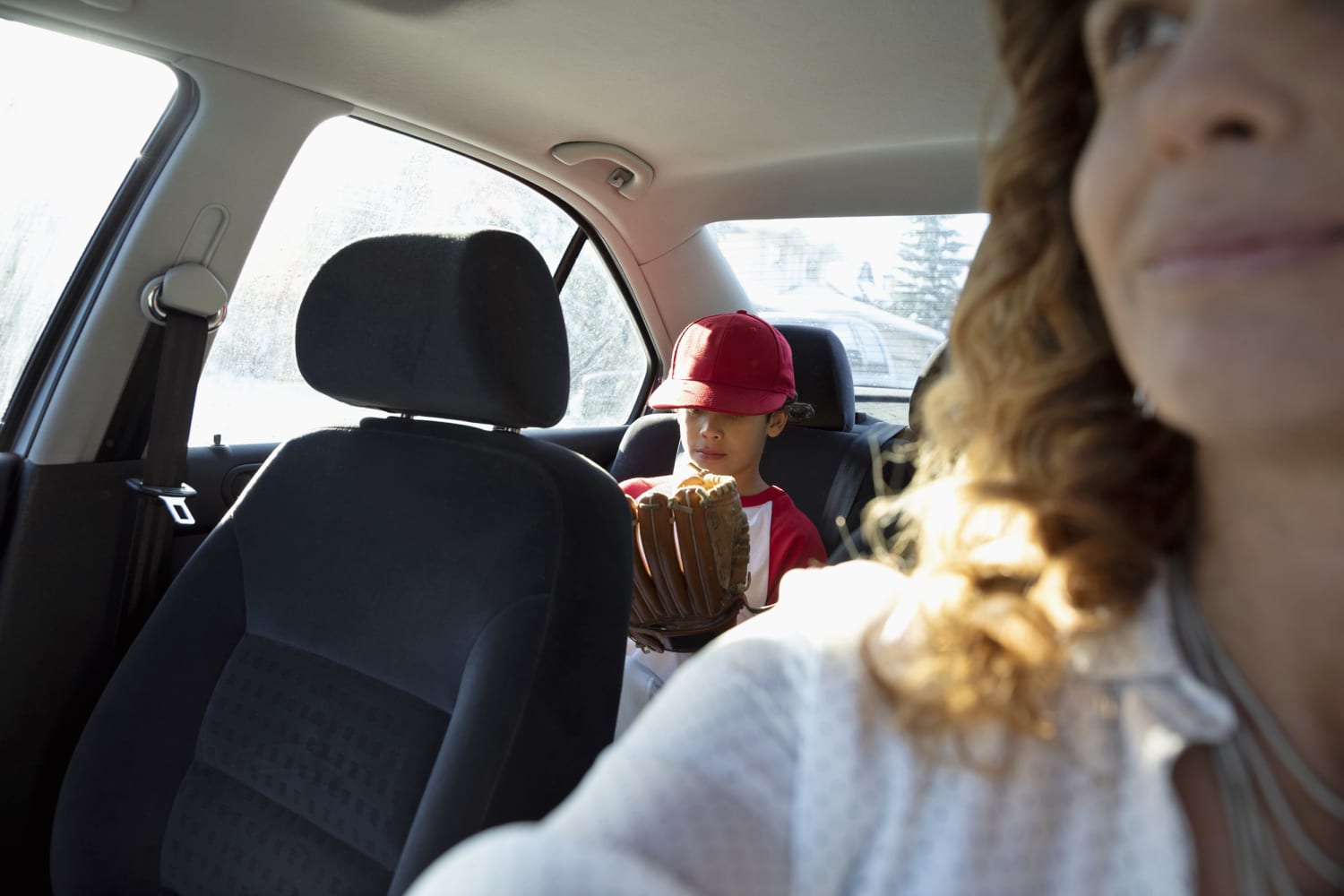 Her mother drives her to school. Семья в такси.