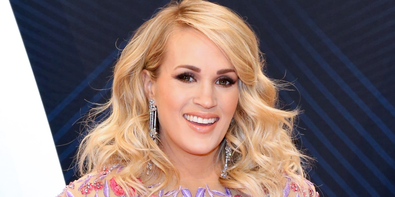 Carrie Underwood shares makeup-free selfie after workout.