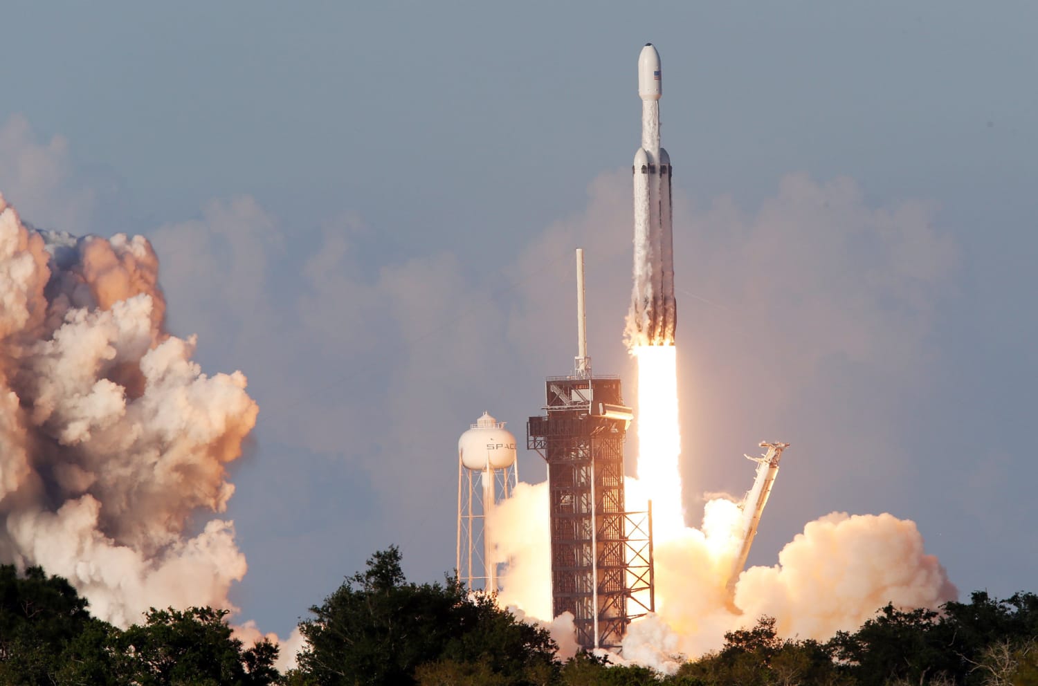 Spacex S Falcon Heavy Rocket Launches On First Commercial Flight