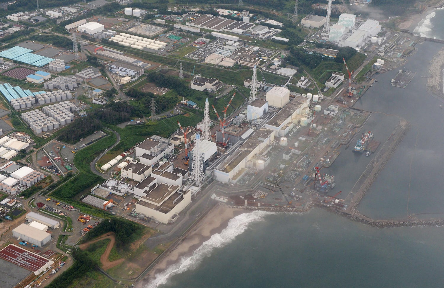 Removal of fuel in pool at Fukushima's melted reactor begins