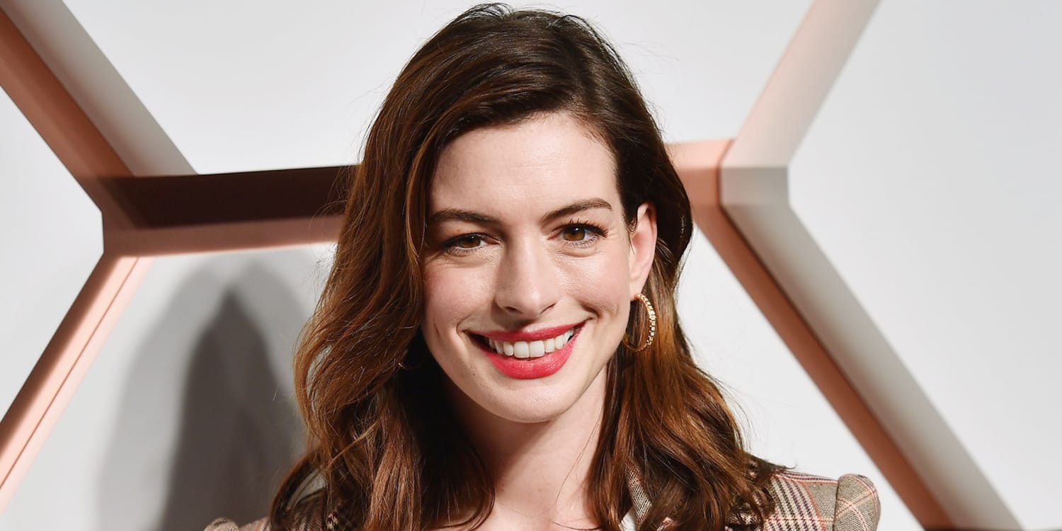 Anne Hathaway Just Put A Modern Twist On The Shag Haircut