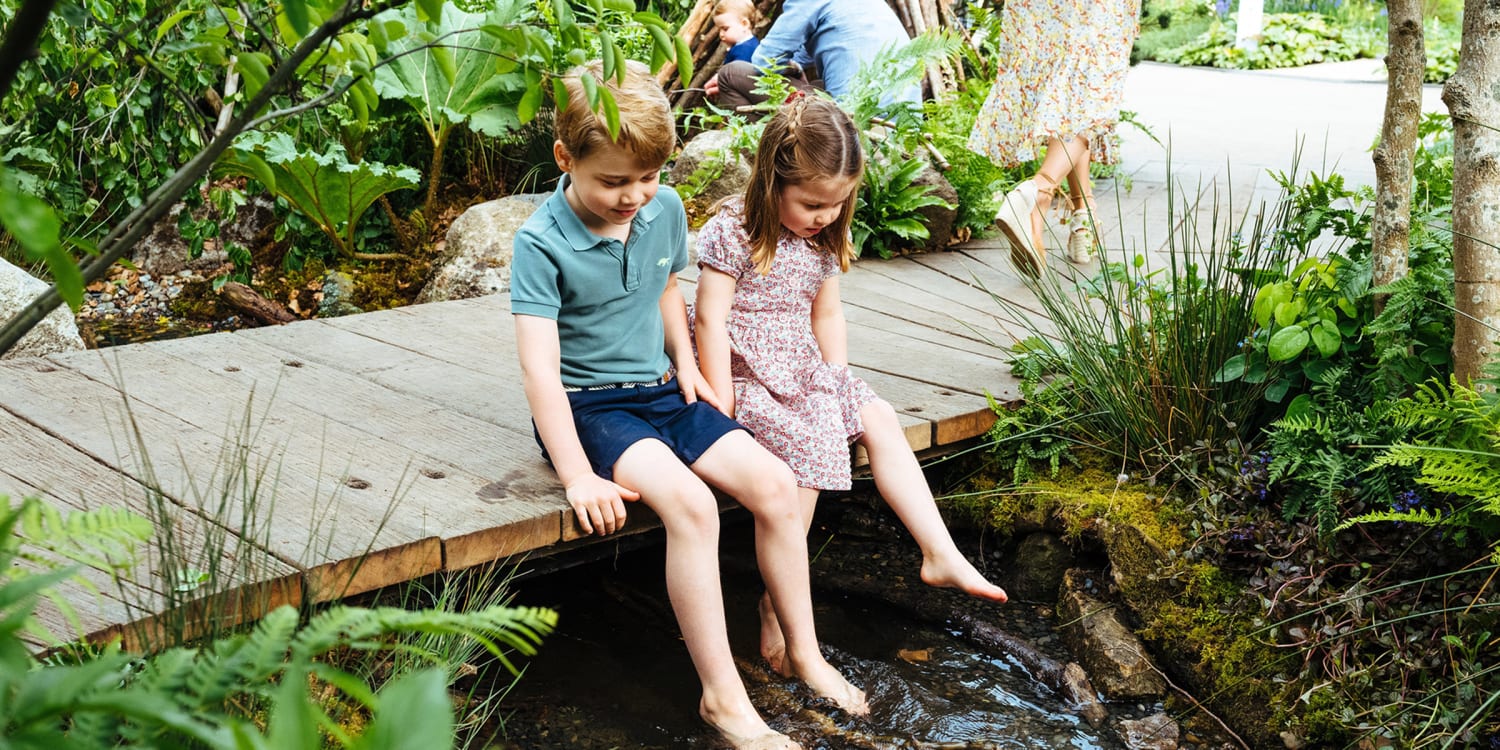 I play in the garden. Дети Уильяма и Кейт. Кейт Миддлтон в саду. Kate Middleton childhood. Кембриджские на природе фотосессия семья.