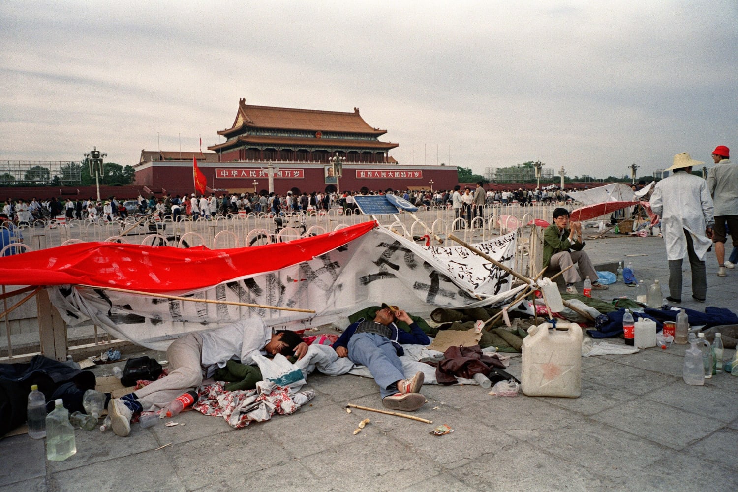 Ужасные события произошедшие в. Китай площадь Тяньаньмэнь 1989. Площадь Тяньаньмэнь 1989 жертвы.