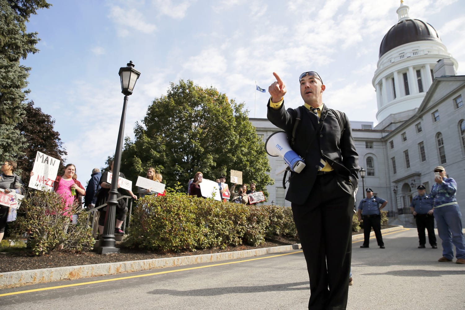 にににに FBI investigates 'glitter bombing' of Straight Pride Parade organizers