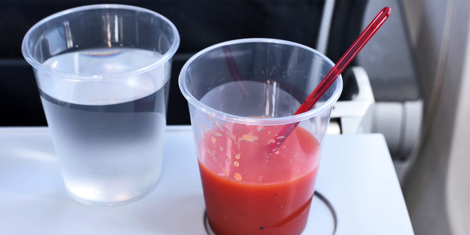 Вода вода томатный сок вода вода. Стакан сока. Сок в пластиковом стакане. Стакан с красной водой. Стеклянные стаканы для сока.