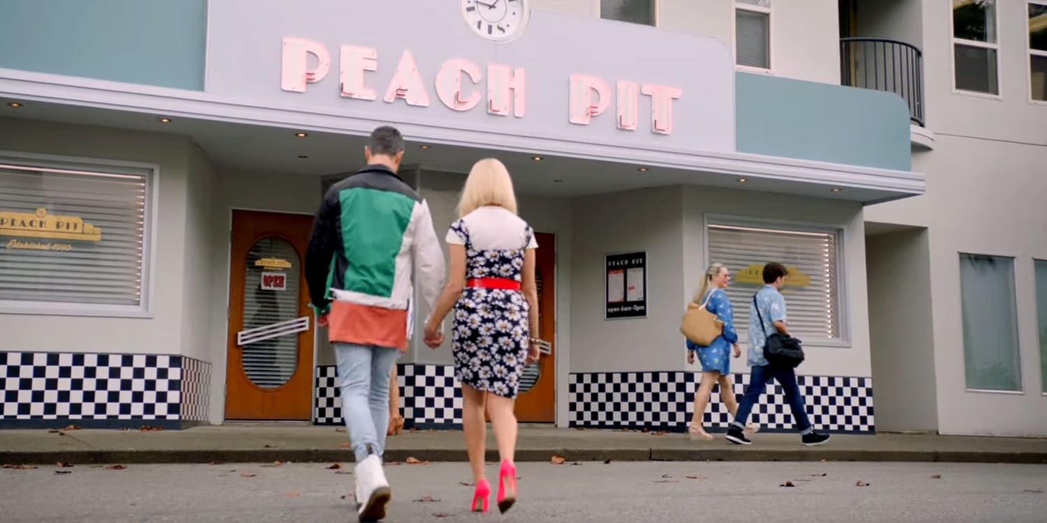 Beverly Hills Fans Can Now Eat At A Real Life Peach Pit Restaurant