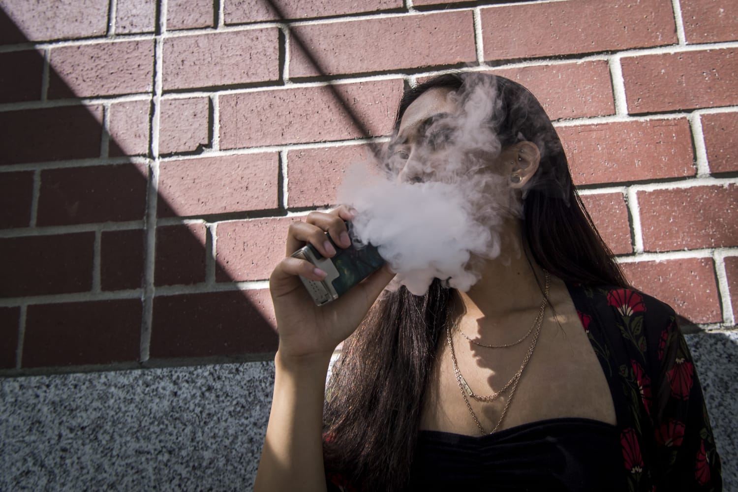 Подростки парят. Подросток с электронной сигаретой. Подростк с электронный сигаретой. Девушка курит. Курящий подросток.
