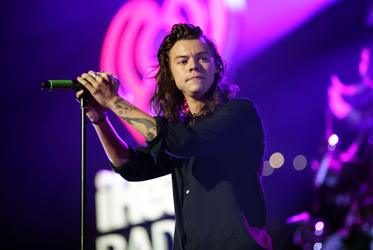 Harry Styles Short Hair Photo Is Totally Unexpected  StyleCaster