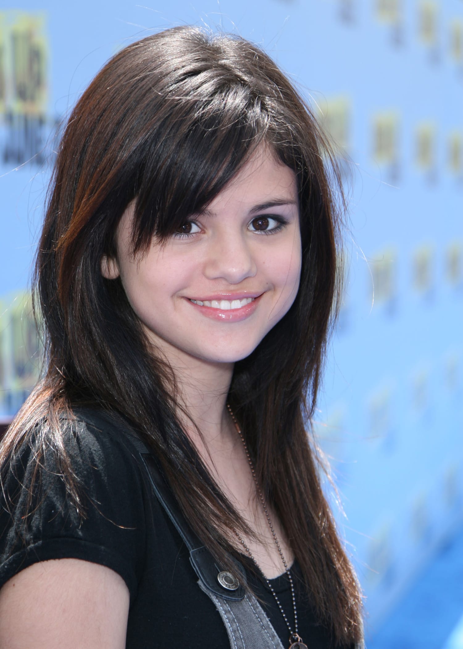 Selena Gomez debuts shorter hair on 'Revival' tour - UPI.com