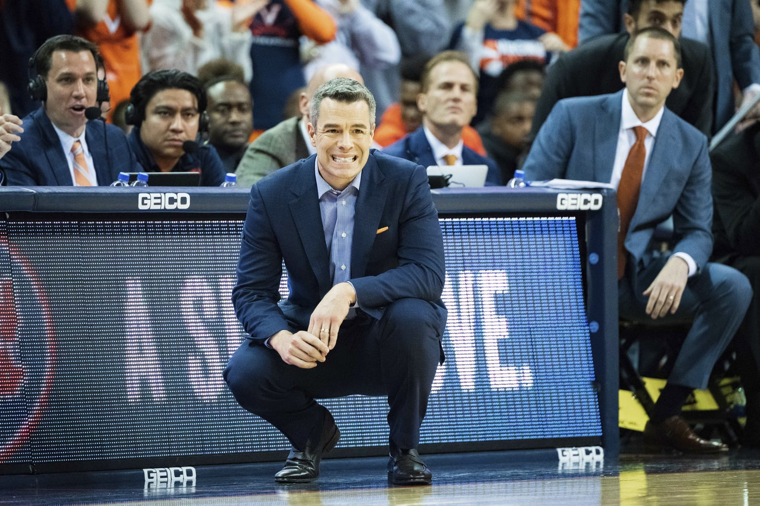 Inside a UVA basketball huddle: Virginia's Tony Bennett has a unique  approach to in-game timeouts