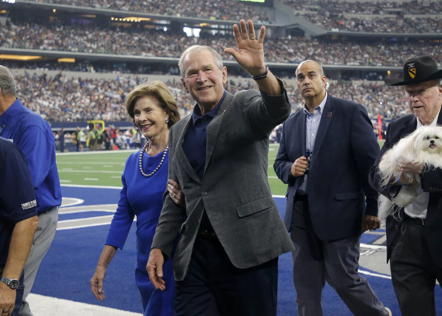 Ellen DeGeneres cheered for Packers in suite full of Cowboys fans