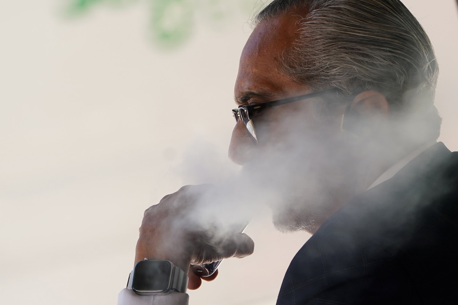 Vaping illness epidemic shows no sign of slowing