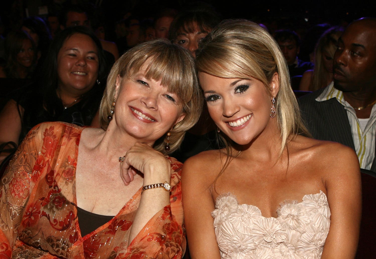 Carrie Underwood's mom sings with her at Tulsa concert