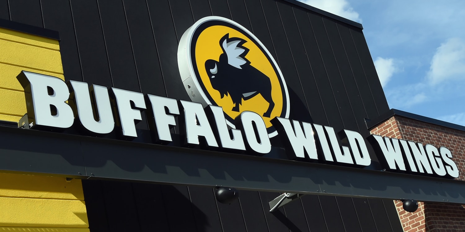 tiltrækkende falsk Trickle Buffalo Wild Wings fires employees for asking black family to move for  white couple