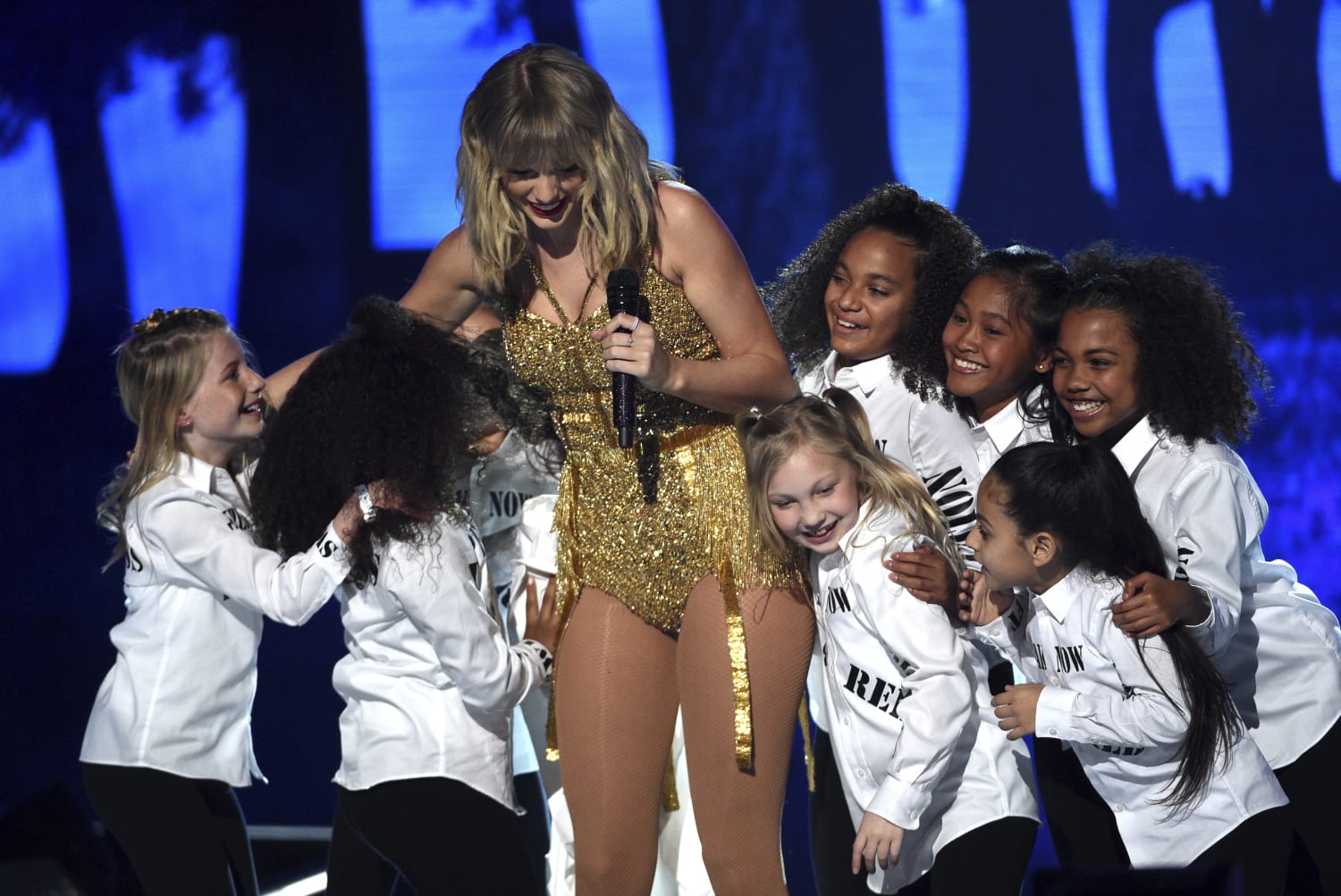 Taylor Swift Puts Rancor Aside Smashes American Music Award Record Taylor Swift Puts Rancor Aside Smashes American Music Award Record