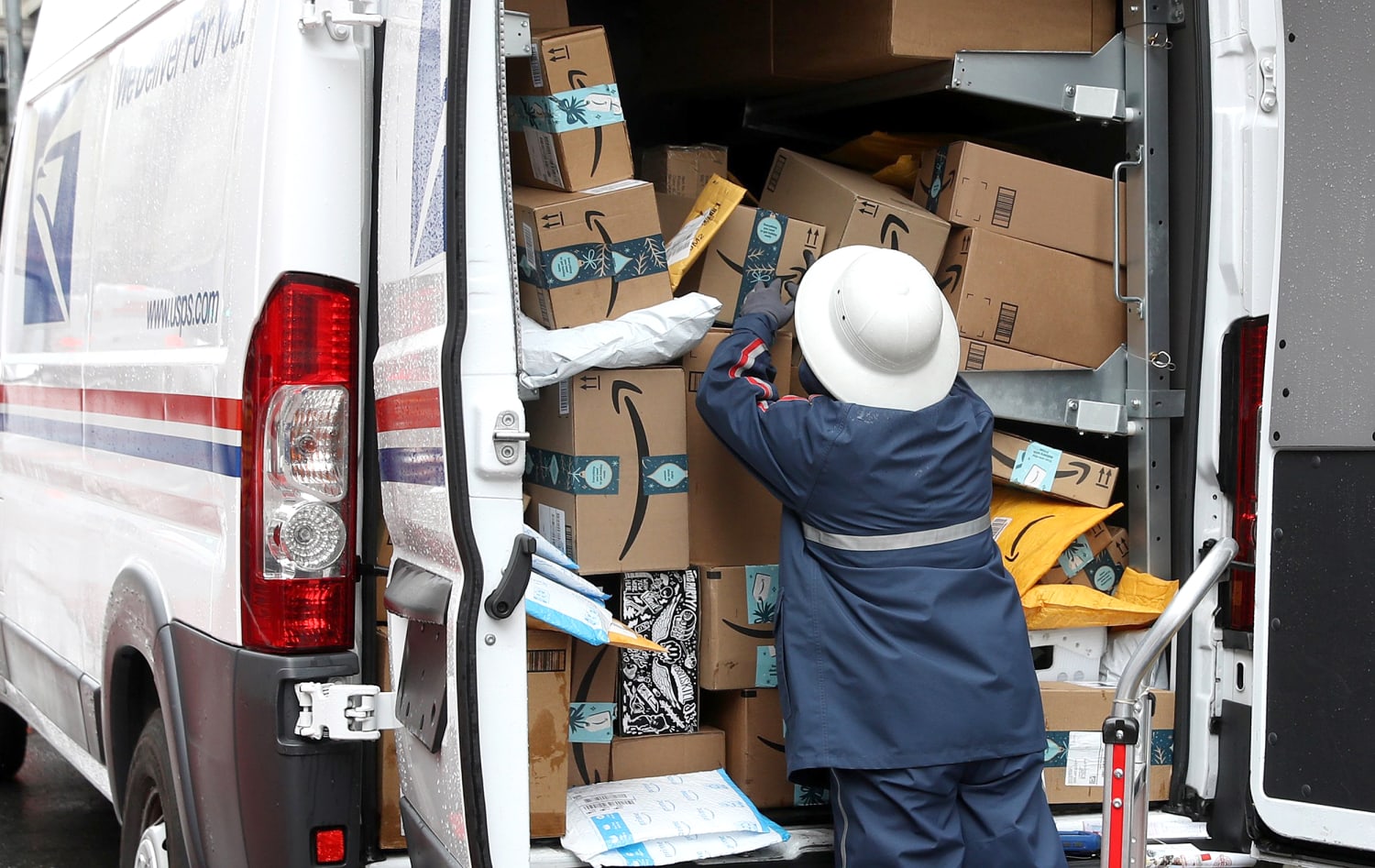 https://media-cldnry.s-nbcnews.com/image/upload/newscms/2019_50/3146071/191212-postal-worker-boxes-truck-ew-239p.jpg