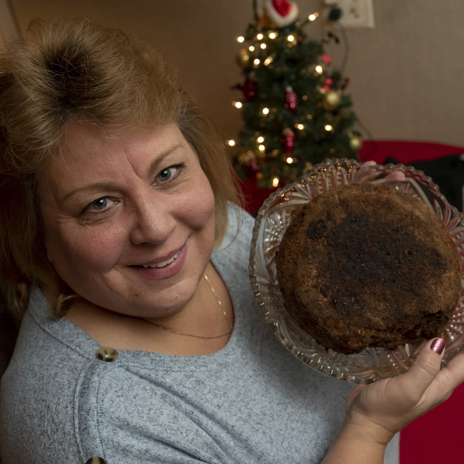 Michigan family passes down 141-year-old fruitcake