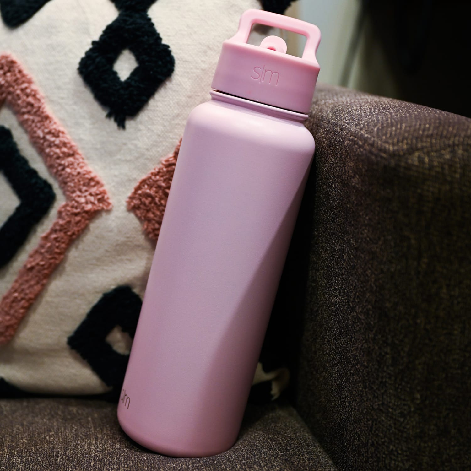 This simple modern water bottle is the perfect gift 2019