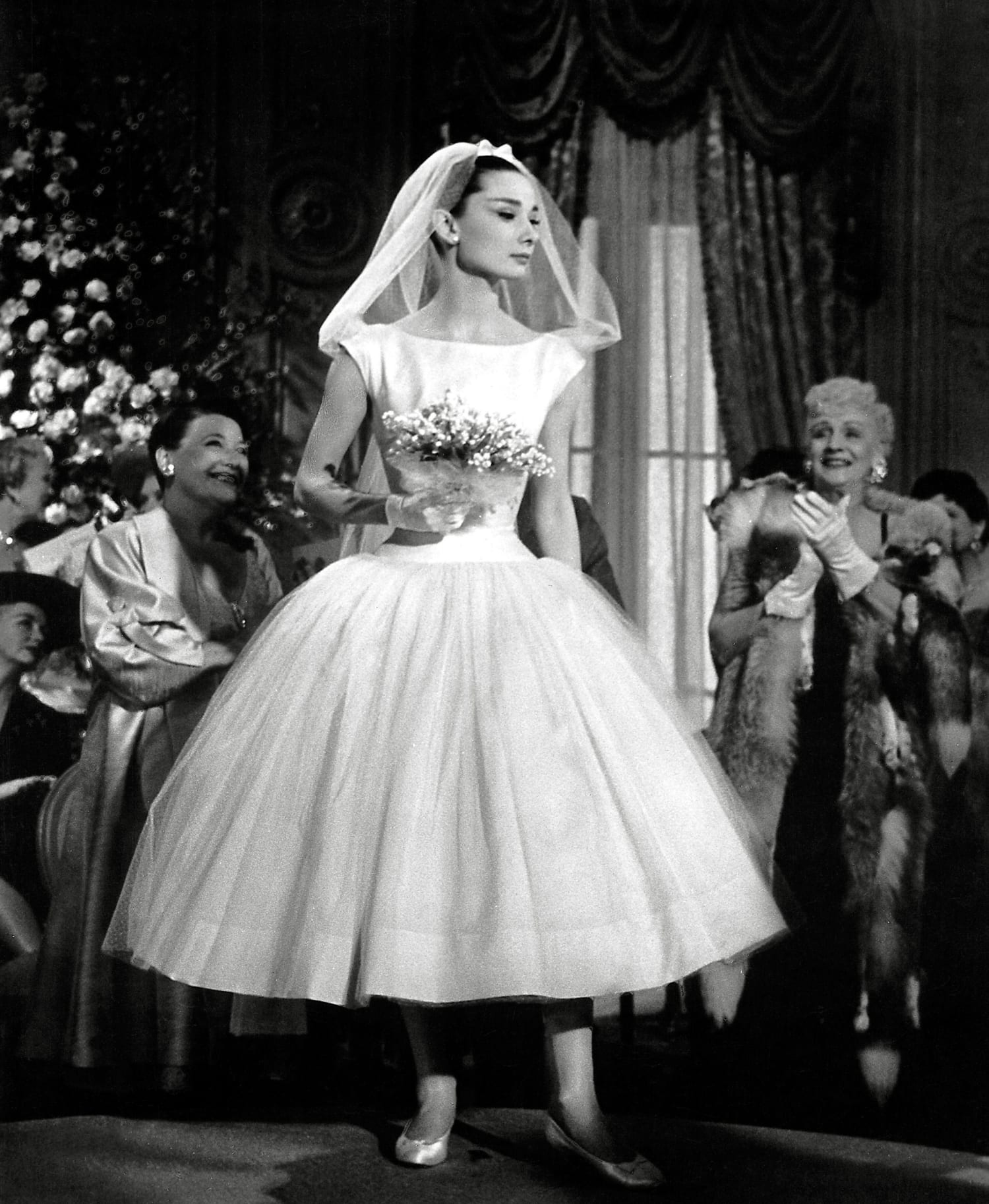 Невеста 50 годов. Одри Хепберн свадьба. Свадебное платье Одри Хепберн. Одри Хепберн в платьях живанши. Одри Хепберн невеста.