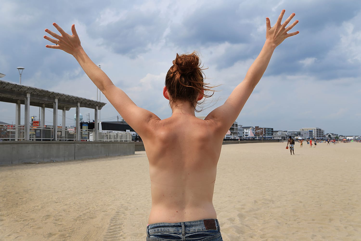 Women with Big Boobs Work Out Shirtless for a Week