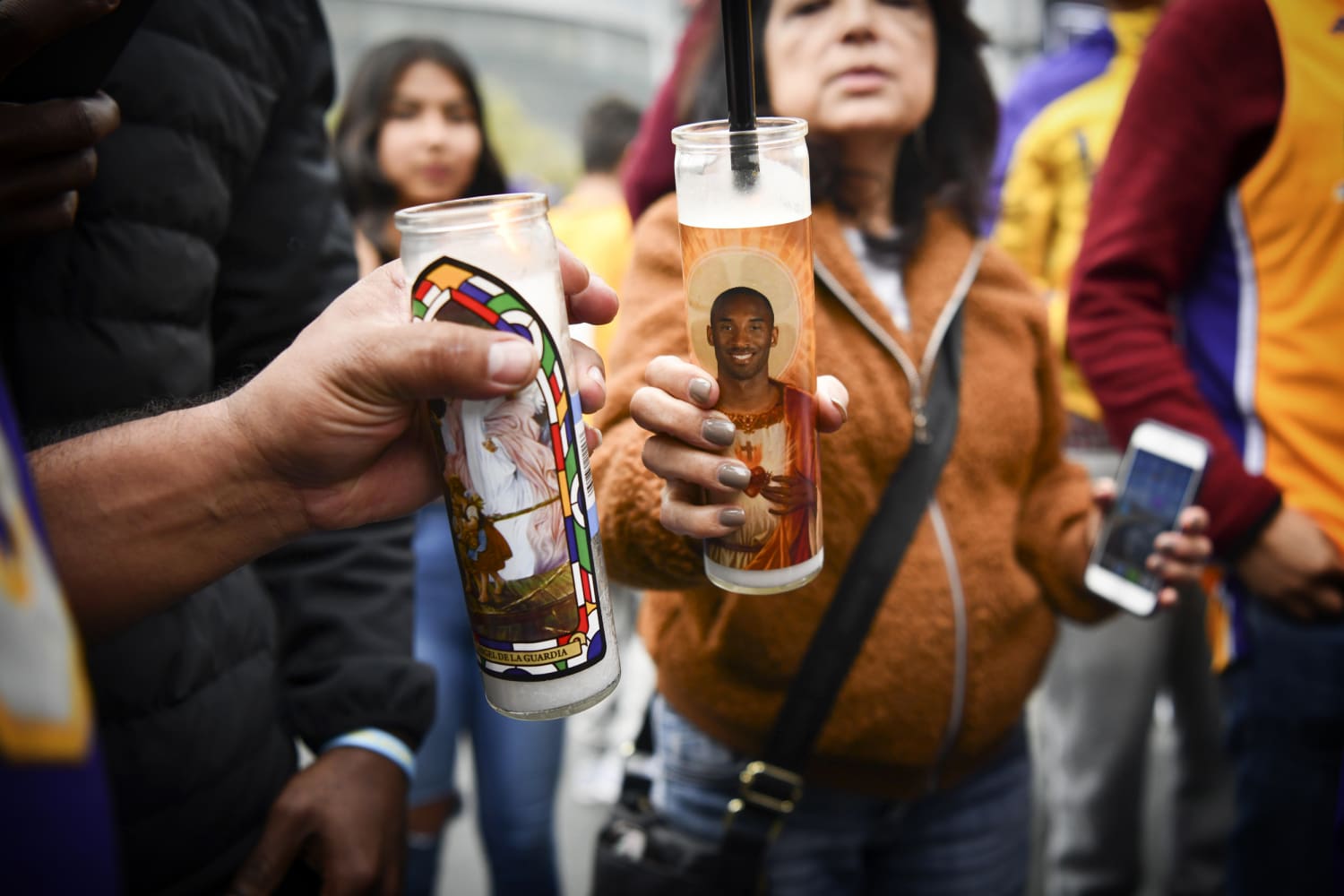 The city is bleeding': LA Lakers fans gather to pay tribute to Kobe Bryant, Kobe Bryant