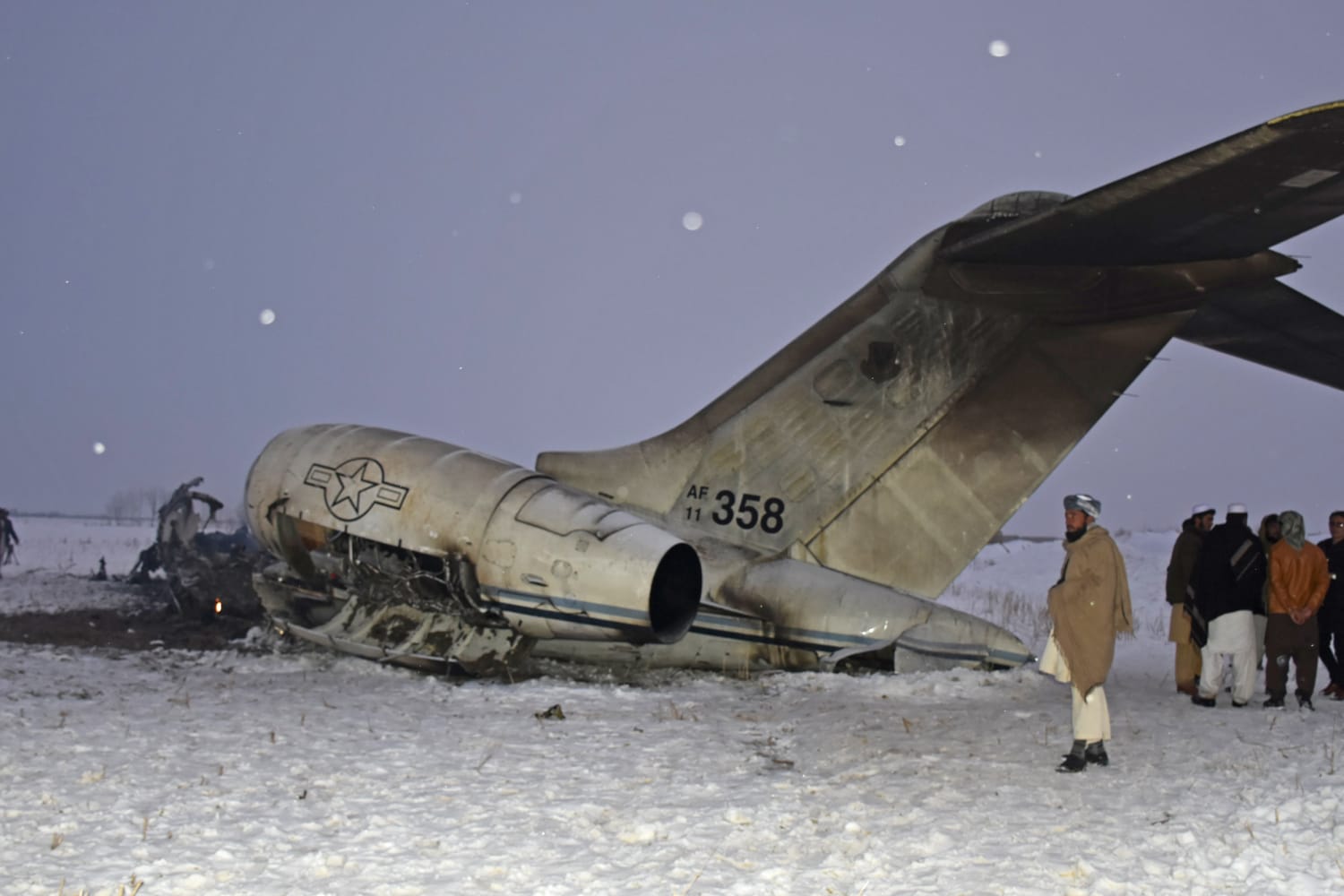 Самолет Афганистан катастрофа. Bombardier e-11a военный. Подбитый самолет ан12 в Афганистане.