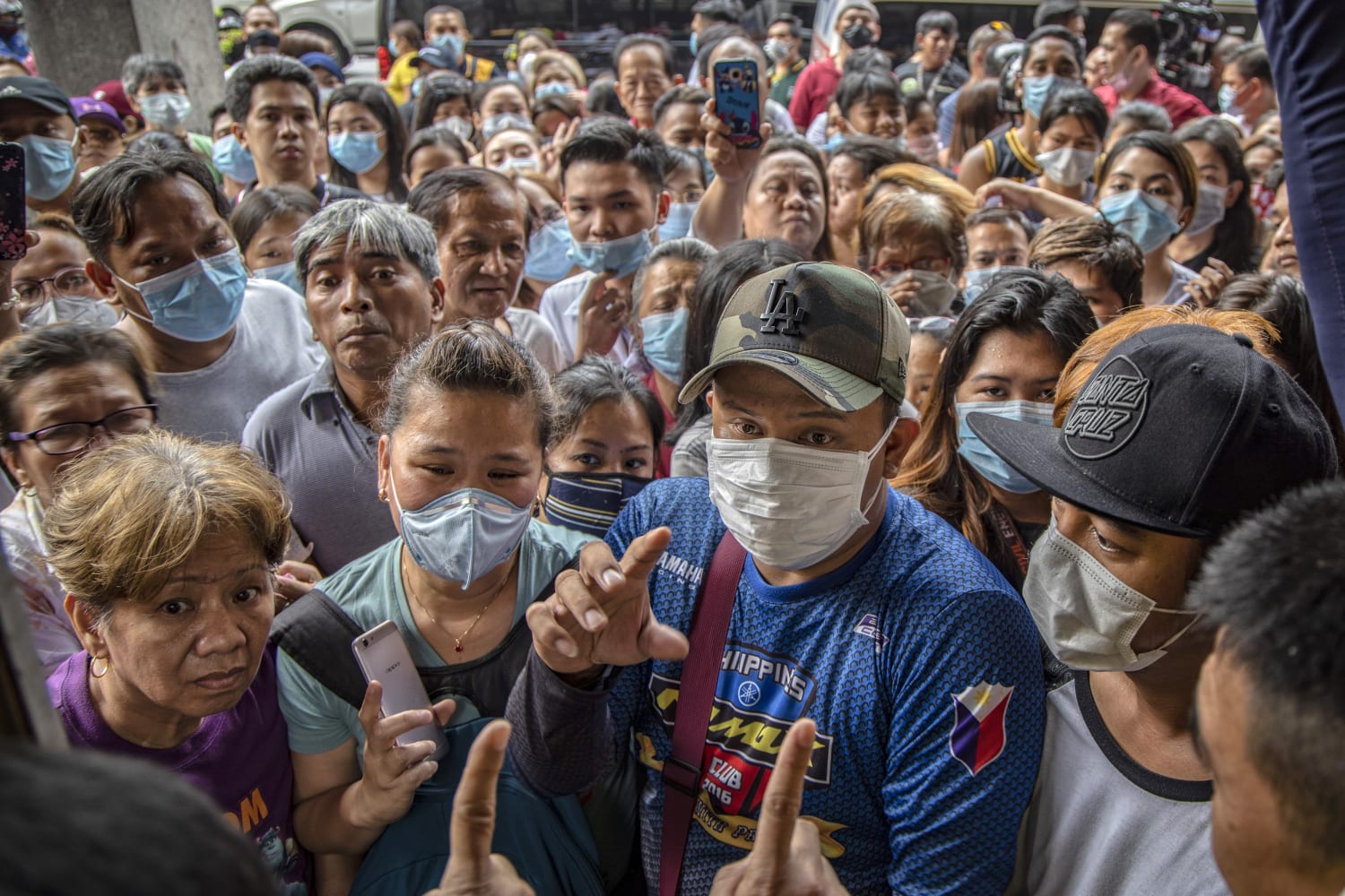 Эпидемии и инфекционные заболевания. Толпа в масках. Толпа в масках медицинских.