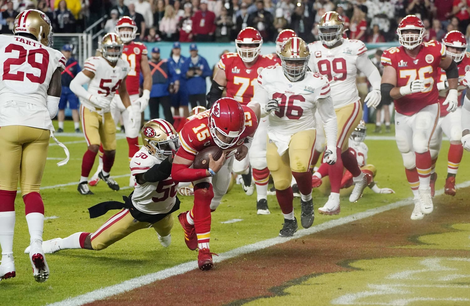 Chiefs' Damien Williams chases down 49ers' Raheem Mostert to share