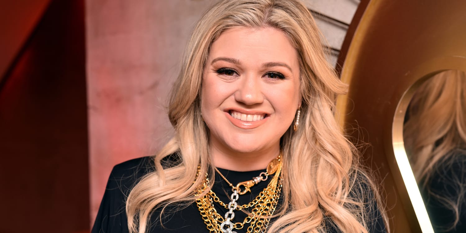 Kelly Clarkson sports new bob hairstyle on 'The Voice'